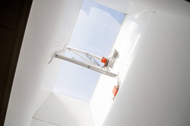 Seranın otomatik penceresinde hidrolik piston ve ısı sensörü var.