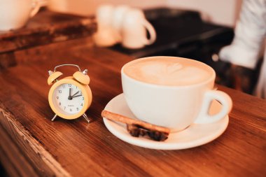 kahve fincanı ve çay tabağı ahşap masada.