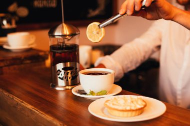 Bir kafede çay yapmak. Bir tutam limon. Çaya bir damla limon