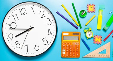 Okul afişi için arka plan. Bazı aksesuarlarla okula gitme zamanı. büyük saat