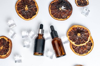 Kurumuş portakallar ve buz küpleriyle gerekli yağ