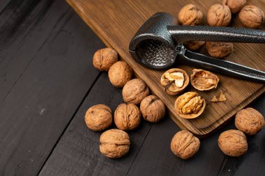 Ahşap arka planda fındıkkıran ile üst manzara cevizleri