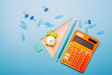 Matematik, geometri ya da fen derslerinde kullanılan okul malzemeleri. Matematik geometri aracı matematik sınıfında metin için kopya alanı olan ve beyaz arkaplanda izole edilmiş öğrenciler için. Matematik kavramı