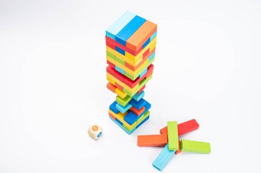 Tahta bloklar beyaz arka planda izole edilmiş. kule oyunu