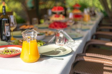 Sofraya yiyecek ve içecek konacaktır.