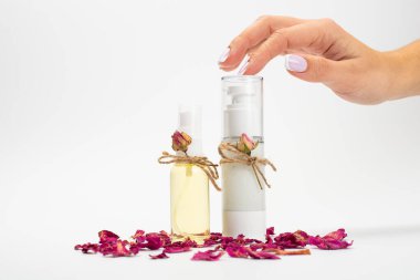 Beyaz arka planda doğal kozmetik ürünler. iki şişe doğal kozmetik..