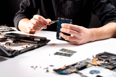 Mühendis bilgisayarı tamir eder, sabit disliği değiştirir.