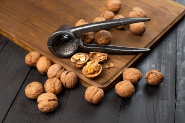 Ahşap arka planda fındıkkıran ile üst manzara cevizleri