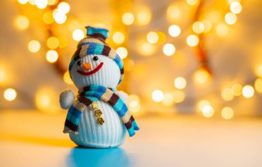 Tahta arka planda sevimli kardan adam