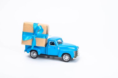 Mavi eski oyuncak araba hediye kutusu teslim ediyor.