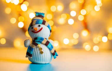 Tahta arka planda sevimli kardan adam