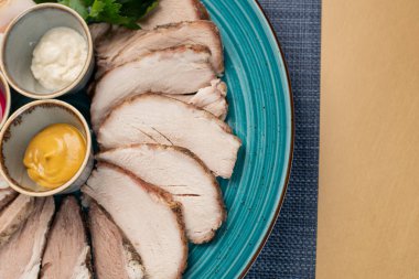 Lokantadaki şef tarafından hazırlanmış lezzetli bir yemek. Lokantada masa hazır..