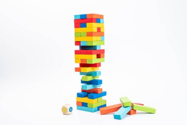 Tahta bloklar beyaz arka planda izole edilmiş. kule oyunu