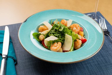 Hayat dolu bir tabakta karidesli Sezar salatası