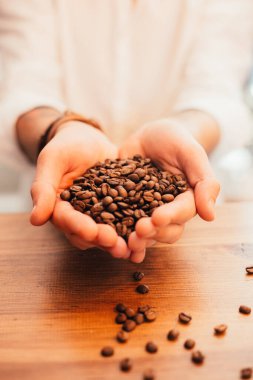 kahve çekirdekleri masanın üstünde.