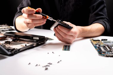 Mühendis bilgisayarı tamir eder, sabit disliği değiştirir.