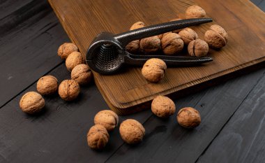 Ahşap arka planda fındıkkıran ile üst manzara cevizleri