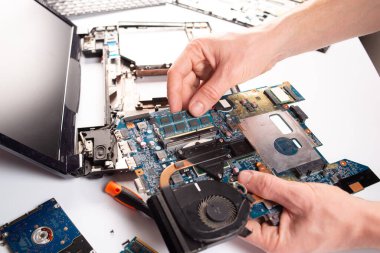 Mühendis bilgisayarı tamir eder, sabit disliği değiştirir.