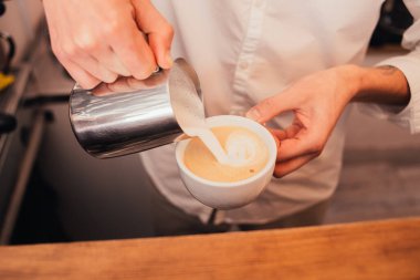 Kahveci kafede kahve yapıyor.