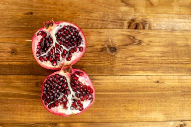 Olgun nar ve tahıllar kırsal bir ahşap zemin ile dilimlenmiş.