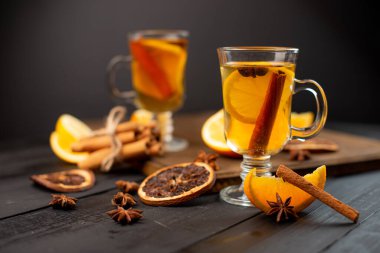 Tarçınlı, limonlu ve diğer baharatlı fincanlar masada duruyor.