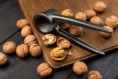 Ahşap arka planda fındıkkıran ile üst manzara cevizleri