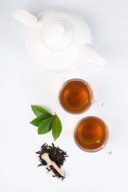 yeşil çay yaprakları beyaz arka planda çay