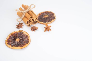 Tarçın ve anason ile kurutulmuş portakallar.