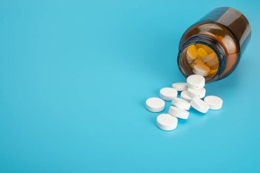 Tıbbi haplar mavi üzerine izole edilmiş