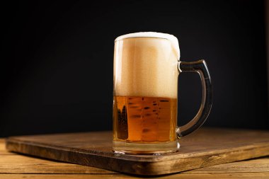 Koyu arkaplanda bir kupa bira