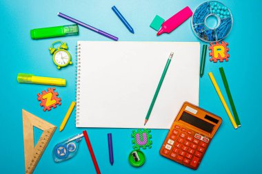 Mavi arka planda okul malzemeleri