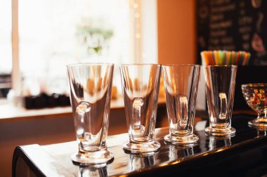 Restorandaki boş bardaklar arka planda, kapat.