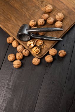 Ahşap arka planda fındıkkıran ile üst manzara cevizleri