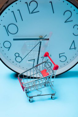 Saat ve alışveriş arabasıyla zaman kavramı satın almak