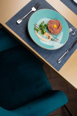 Tabakta tabak var. Restoranda nefis yemekler var..