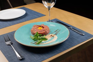 Tabakta tabak var. Restoranda nefis yemekler var..