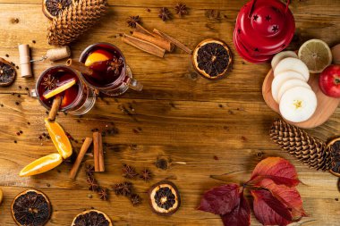 koyu arkaplanda baharatlı şarap. Klasik ısınma içeceği.