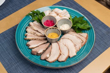 Lokantadaki şef tarafından hazırlanmış lezzetli bir yemek. Lokantada masa hazır..