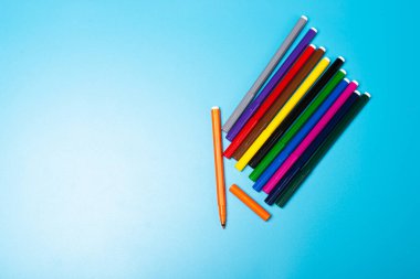 Mavi arkaplandaki renk keçeli kalemler