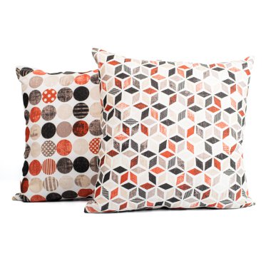 Beyaz arka planda iç kısım için küçük renkli yastıklar