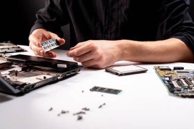 Mühendis bilgisayarı tamir eder, sabit disliği değiştirir.