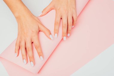 Pembe arka planda şık moda kadın manikürü