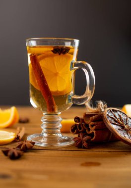 Tarçınlı lezzetli çay içecekler ve masada cam anason yıldızları.