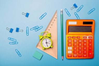 Matematik, geometri ya da fen derslerinde kullanılan okul malzemeleri. Matematik geometri aracı matematik sınıfında metin için kopya alanı olan ve beyaz arkaplanda izole edilmiş öğrenciler için. Matematik kavramı