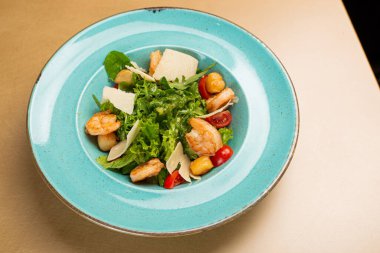 Hayat dolu bir tabakta karidesli Sezar salatası