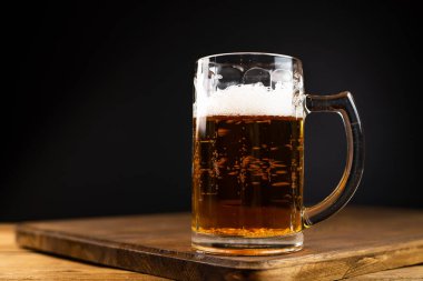 Koyu arkaplanda bir kupa bira