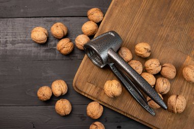 Ahşap arka planda fındıkkıran ile üst manzara cevizleri