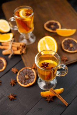 Tarçınlı, limonlu ve diğer baharatlı fincanlar masada duruyor.