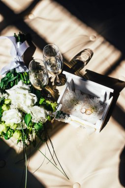 Alyanslar, nişan yüzükleri, arka planda evlilik yüzükleri.