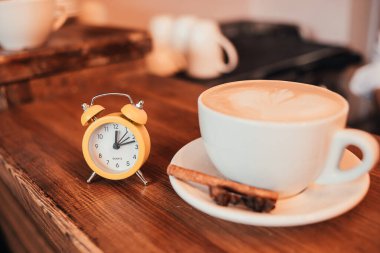 kahve fincanı ve çay tabağı ahşap masada.